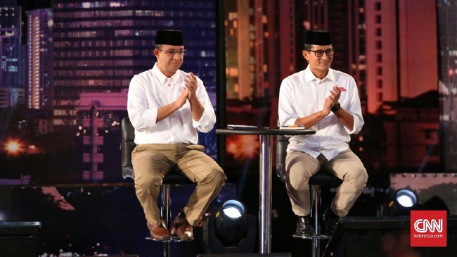 Anies Baswedan mengajak ibu, istri, dan anak pertamanya ke lokasi debat perdana malam ini. Mereka datang lebih awal dari Sandiaga Uno.