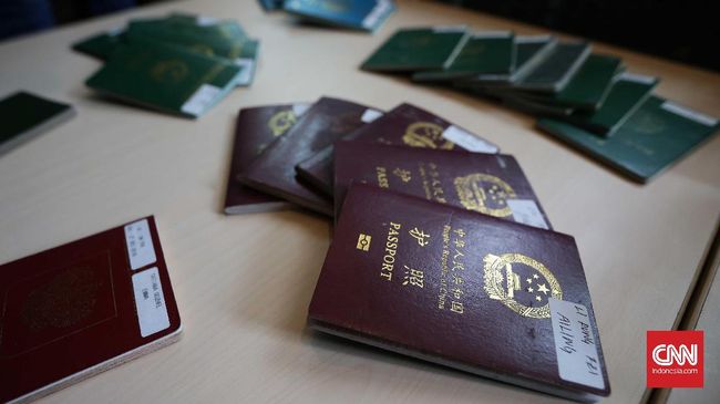 Blunder Kapolda Sultra soal 49 TKA China di Tengah Corona Kapolda Sultra sempat menyebut 49 TKA asal China itu berasal dari Jakarta usai memperpanjang visa bukan datang dari negeri asal mereka. Namun dibantah imigrasi.