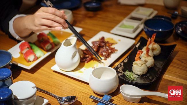 Chef Anton Piotrowski menghadirkan sensasi makan tanpa piring di restoran mewahnya di Inggris. Dia meminta tamunya makan langsung dari punggung tangan.