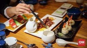 Restoran Inggris Sajikan Makanan di Punggung Tangan Tamu