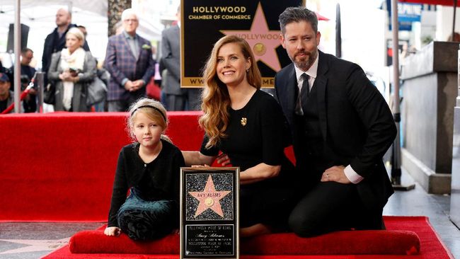 Peraih lima kali nominasi Oscar itu mengajak serta suami dan putrinya Aviana saat mendapat bintang bertuliskan namanya di Hollywood Walk of Fame.