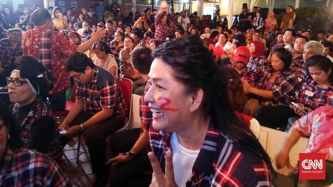 Jakarta Ahok Social Media Volunteer sebelum memperkirakan, acara nobar di Rumah Lembang hanya dihadiri sekitar 300 orang relawan dan simpatisan.