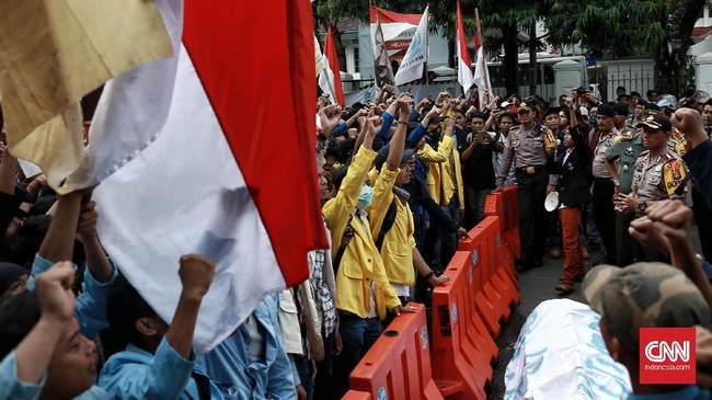 Ketua BEM Unair pihaknya terus bersolidaritas bersama kawan-kawan yang lain untuk menyampaikan kritik, dan mengapresiasi sikap yang diambil BEM UI.