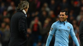 Carlos Tevez, Pengkhianat Derby Manchester Musuh Fan MU