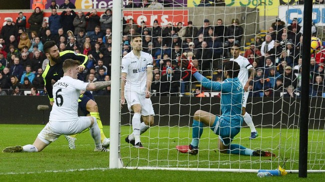 Olivier Giroud selalu mencetak gol dari sembilan penampilannya sejauh ini bersama Arsenal di seluruh kompetisi. Satu gol juga diciptakan ke gawang Swansea.