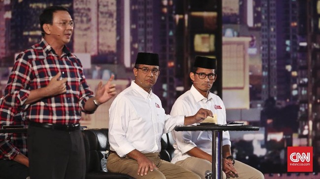 Ahok menjelaskan, undang-undang transportasi sudah melarang beroperasinya angkot dan mikrolet dari jalanan kota.