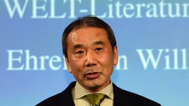 Ada tiga orang yang berjasa besar menerjemahkan karya Murakami hingga dikenal dunia, yakni J. Philip Gabriel, Jay Rubin, dan Alfred Bimbaum.