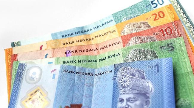 Warga di dua dusun Desa Tembawang, Sanggau, Kalimantan Barat, 100 persen masih menggunakan mata uang ringgit karena jarak yang lebih dekat dengan Malaysia.