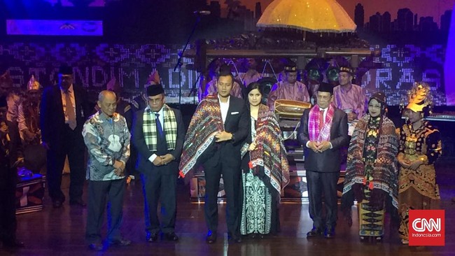 Kampanye AHY bersama marga Pohan, dihadiri SBY dan Aulia Pohan. Mereka menjalani adat 'mangulosi' atau pemberian ulos di atas panggung. 
