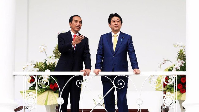 Puluhan anak berkostum adat, marching band, dan belasan pasukan berkuda menyambut kunjungan kenegaraan PM Jepang Shinzo Abe di Istana Bogor.