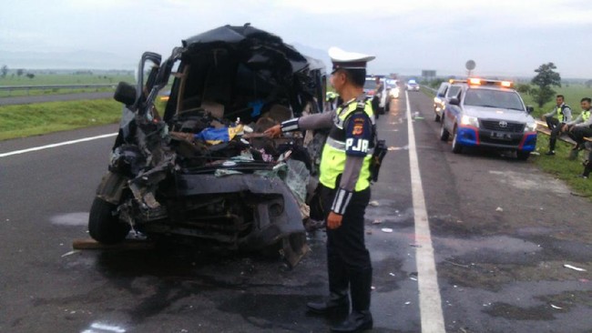 Ada sikap yang harus dipahami pengemudi ketika menghadapi mobil yang dikemudikan berkecepatan tinggi pecah ban di jalan tol.