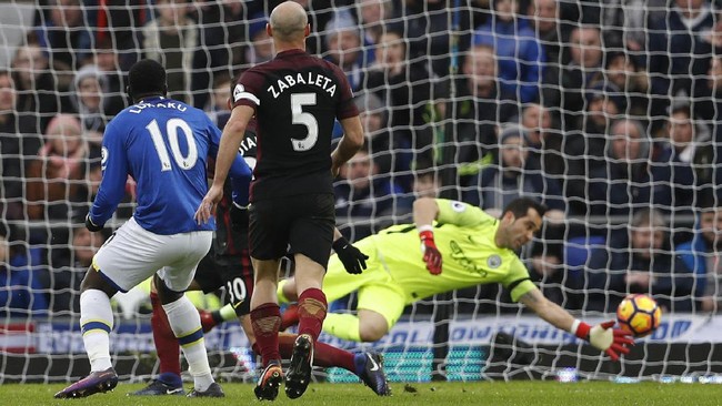 Tuan rumah Everton untuk sementara memimpin 1-0 atas Manchester City berkat gol Romelu Lukaku dari skema serangan balik cepat.