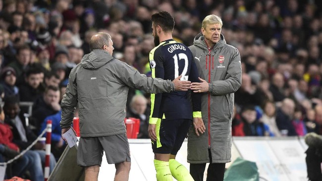 Olivier Giroud mengalami cedera pergelangan kaki setelah mencetak satu dari empat gol kemenangan Arsenal ke gawang Swansea City, skor 4-0.