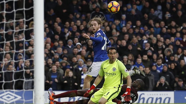 Serangan balik cepat para pemain Everton mampu mengecundangi permainan penguasaan bola dominan ManCity di Stadion Goodison Park.