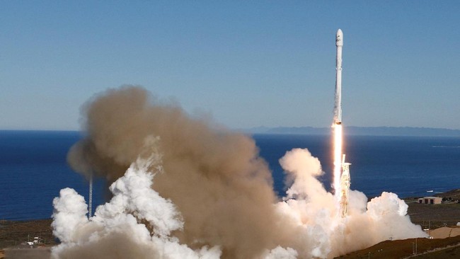 Roket Falcon 9 ini menjadikan SpaceX perusahaan swasta pertama yang didesain untuk bisa dipakai ulang dan melakukan pendaratan di Kennedy Space Center.