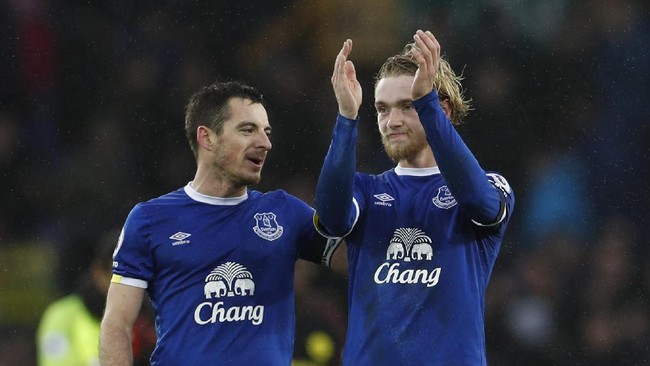 Hal yang jarang terjadi ketika Everton mendukung dua rivalnya dari Manchester yakni Setan Merah dan The Citizens untuk juara Piala Liga dan Piala FA.