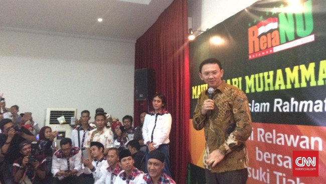 Saat menjabat sebagai gubernur, Ahok telah memberikan uang Rp600 ribu bagi satu anak miskin untuk biaya SMA, dan Rp18 juta jika masuk perguruan tinggi negeri.