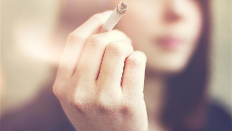 Paparan asap rokok baik secara langsung maupun tidak pada wanita bisa bikin dia susah hamil. Ini sebabnya.