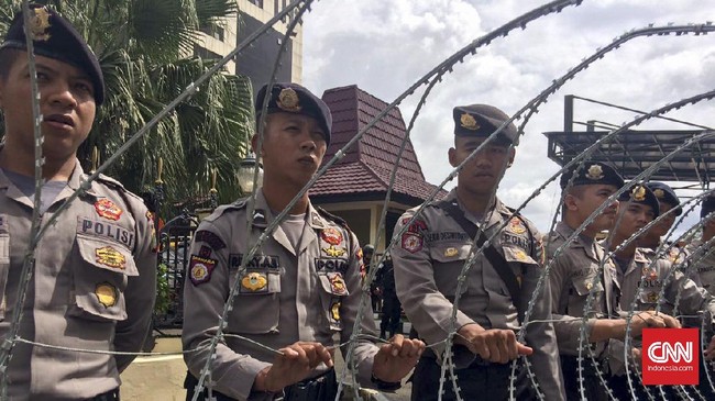 Personel yang diterjunkan bukan hanya anggota polisi dari Polda Papua, tetapi juga anggota TNI dan Brimob Mabes Polri karena semua daerah di Papua rawan.