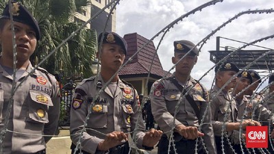 img-title Polri Soal Pedemo Ditangkap depan Mabes: Bukan Dipukuli, Dipegangin