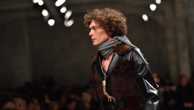 Prada Hidupkan Kembali Busana Retro 1970-an di Milan