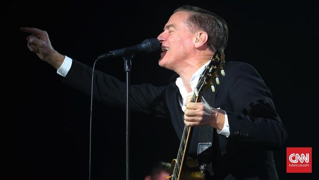 Bryan Adams memanjakan penggemarnya dengan 30 lagu hit dalam konsernya di Ritz-Carlton Pacific Place, Senin (16/1) malam.