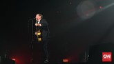 Petikan Gitar Romantis Bryan Adams Bryan Adams menggelar konser intim di Grand Ballroom Pacific Place, Jakarta pada Senin (16/1) malam. Lagu-lagu legendarisnya dinyanyikan.