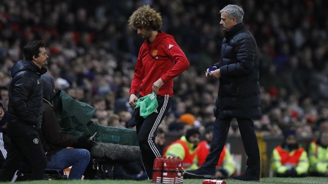 Dengan masuknya Marouane Fellaini, Jose Mourinho mengubah taktik permainan MU dengan lebih mengandalkan bola-bola panjang ke kotak penalti Liverpool.