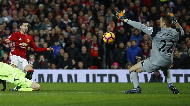 Simon Mignolet selama ini selalu dianggap salah satu pesakitan di balik kekalahan Liverpool. Namun di Old Trafford dia menjadi pahlawan The Reds.