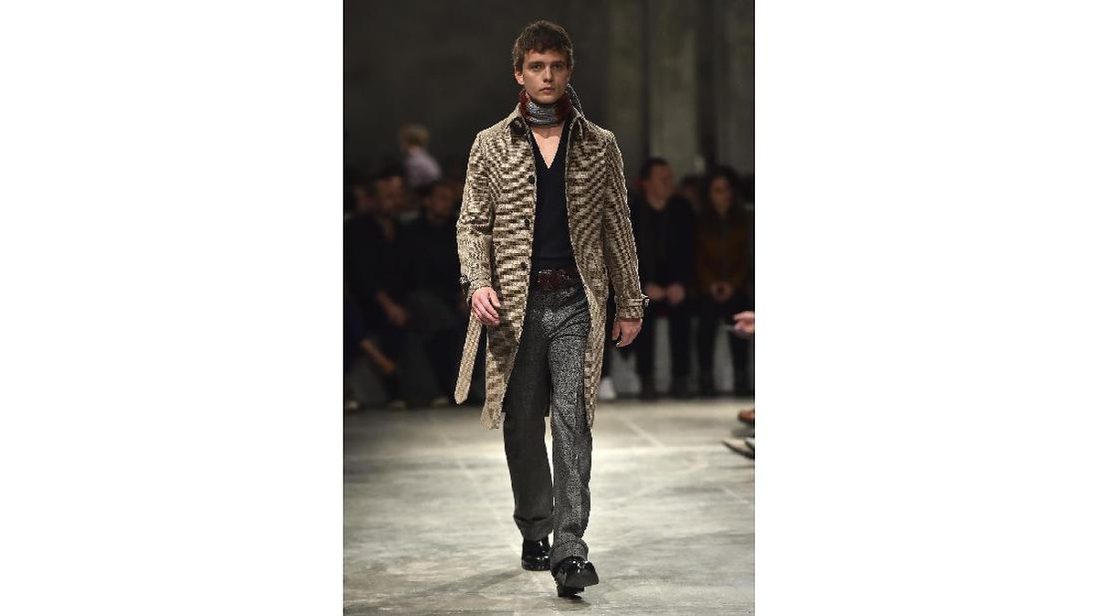 Prada Hidupkan Kembali Busana Retro 1970-an di Milan
