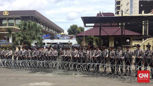 Dua pejabat utama Mabes Polri yang menemui massa FPI adalah Kabiro Penmas Humas Polri Brigjen Rikwanto dan Kepala Yanma Polri Kombes Budi Widjanarko.