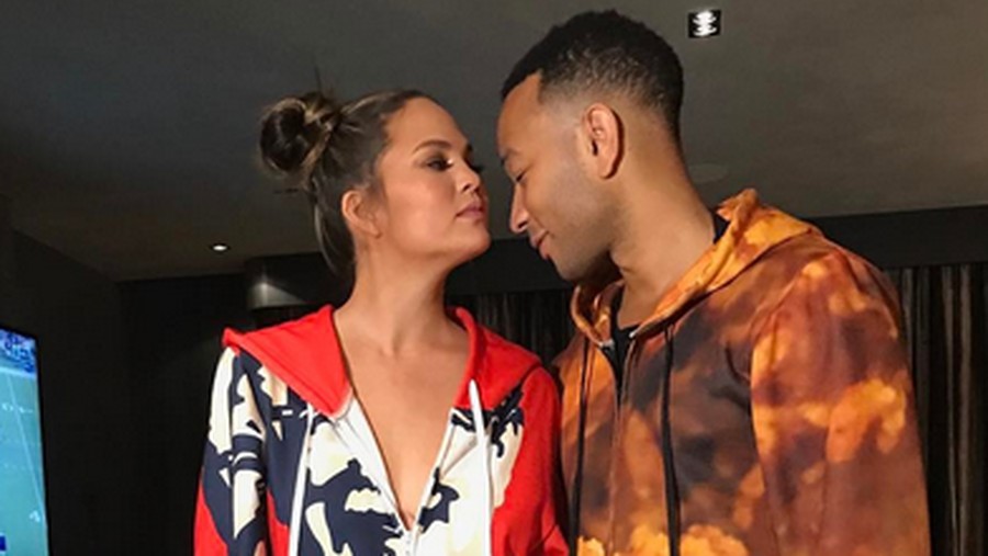 John Legend & Chrissy Teigen John Legend & Chrissy Teigen berpesta dengan piyama KFC