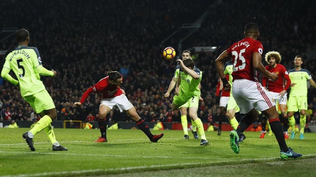 Gol ke gawang Liverpool membuat bomber Manchester United Zlatan Ibrahimovic mencetak 14 gol dari 20 penampilan perdananya di ajang Liga Primer.