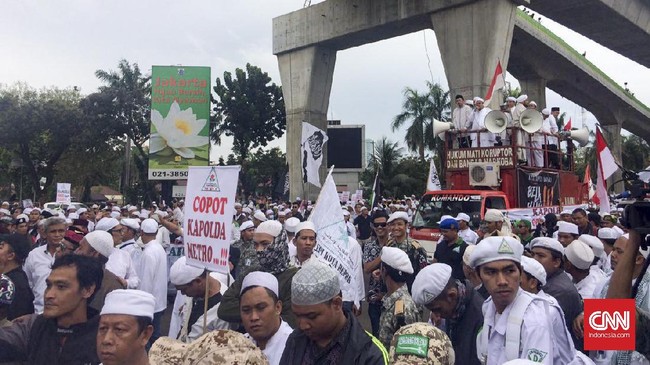 Massa FPI berangkat dari Masjid Al-Azhar sekitar pukul 10.40 WIB. Mereka tiba di depang Gedung Baharkam Polri sekitar pukul 11.40 WIB.