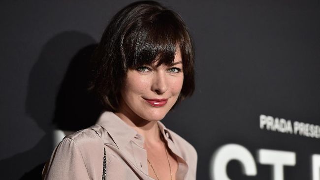 Mila Jovovich, bintang Resident Evil memanfaatkan kesempatannya ke Korea untuk mengunjungi dan berfoto di perbatasan Korea Utara-Korea Selatan.