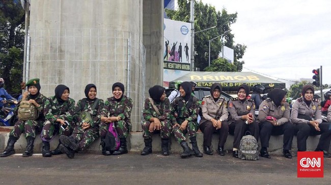 TNI memerintahkan puluhan anggota Kowad ikut menjaga Mabes Polri saat massa FPI berunjuk rasa menunut pencopotan Kapolda Jabar, Senin (16/1).