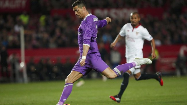 Real Madrid sempat unggul 1-0 lewat eksekusi penalti Cristiano Ronaldo. Namun, Sevilla bisa membalikkan keadaan menjadi 2-1 untuk tim tamu.