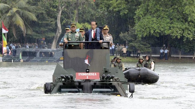 Presiden Joko Widodo menginstruksikan Menteri Pertahanan Ryamizard Ryacudu dan Panglima TNI Jenderal Gatot Nurmantyo mengawal pengadaan alutsista.