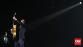 Petikan Gitar Romantis Bryan Adams Bryan Adams menggelar konser intim di Grand Ballroom Pacific Place, Jakarta pada Senin (16/1) malam. Lagu-lagu legendarisnya dinyanyikan.