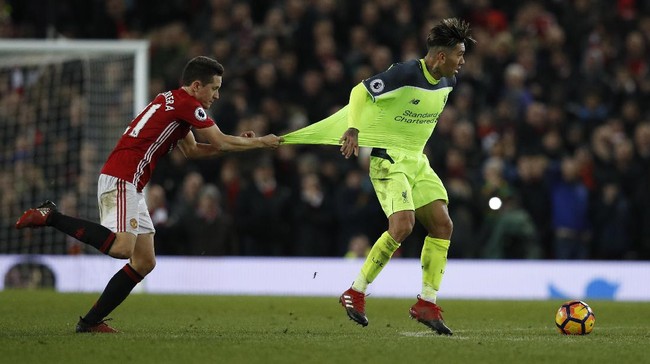 Dalam laga dengan tensi tinggi antara Manchester United melawan Liverpool, wasit Michael Olivier dinilai ambil keputusan tanpa cela.