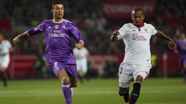 Real Madrid kesulitan keluar dari tekanan-tekanan tim tuan rumah Sevilla, namun memiliki sejumlah peluang emas ke gawang tim lawannya itu.