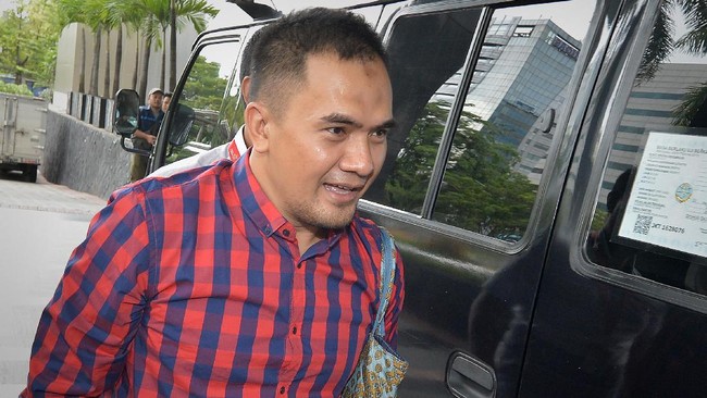 Asisten artis Saipul Jamil disebut menyimpan sabu di bungkus rokok dan dibuang saat aksi kejar-kejaran dengan polisi pada Jumat (5/1).