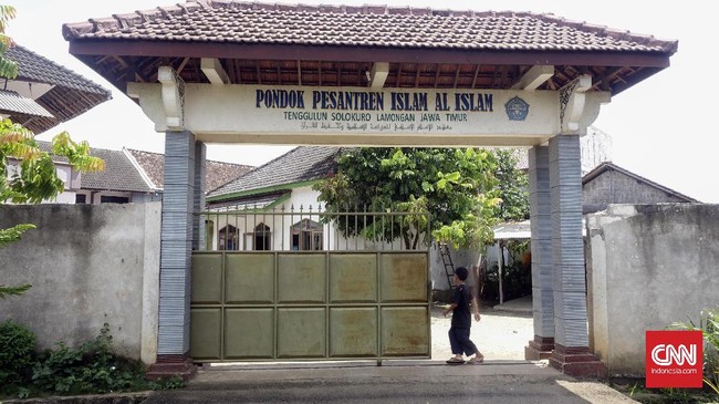 Terinspirasi pondok pesantren Al-Mukmin yang didirikan Abu Bakar Ba'asyir, Al Islam berdiri di Lamongan. Tiga pelaku bom Bali alumni dari Al Islam.