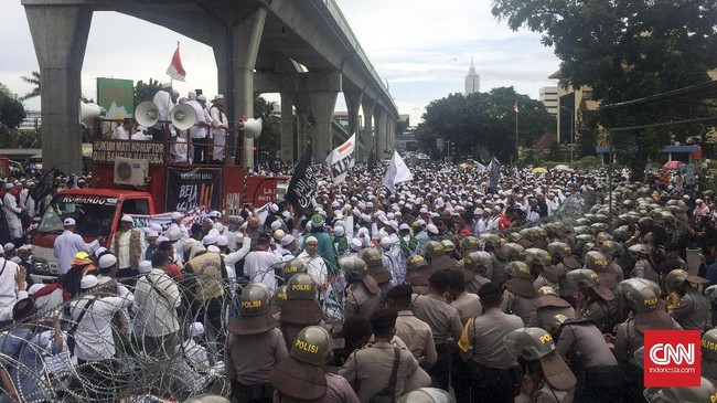 Tito menilai pengerahan massa saat proses penyidikan bukan hanya akan menekan penyidik Polri, tapi juga memengaruhi psikologis massa.