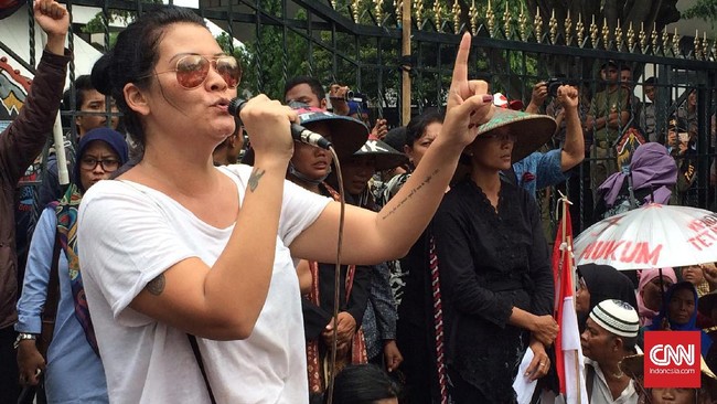 Aktivis dan musisi Melanie Subono mengaku ikut terjebak dalam kantor LBH Jakarta di Menteng, Jakarta Pusat usai menyanyikan lagu di acara tersebut.