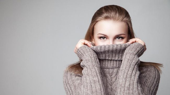 Jaket biasa jadi andalan saat harus beraktivitas di suhu dingin, namun gaya hygge bisa jadi alternatif untuk tampil modif namun tetap hangat dan nyaman.