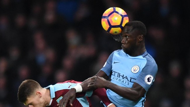 Bek Manchester City Bacary Sagna menulis akun di Instagram yang meragukan keputusan wasit saat timnya mengalahkan Burnley 2-1, 2 Januari 2017.
