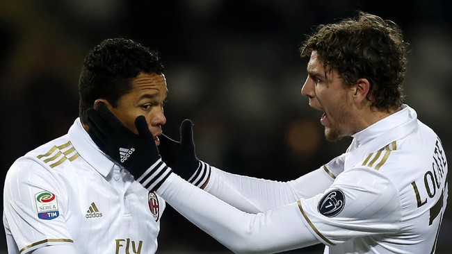 Carlos Bacca terpeleset saat hendak mengeksekusi penalti ke gawang Sassuolo. Akibatnya ia tak sengaja menyentuh bola dua kali yang berhasil jadi gol.
