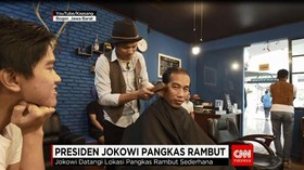 Ketika Presiden Joko Widodo Pangkas Rambut