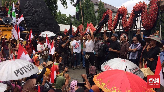 Aksi walkout dilakukan para penolak operasionalisasi pabrik milik PT Semen Indonesia saat sidang Amdal baru berjalan 30 menit.